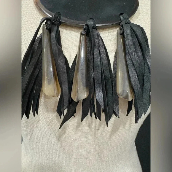 Tribal-inspired necklace made of buffalo horn and leather tassels - Picture 5 of 7